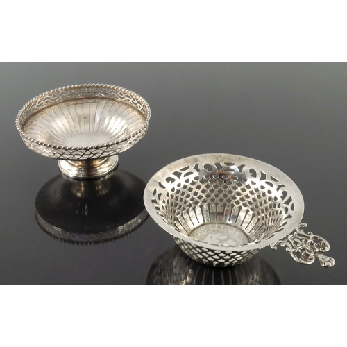 95 - An Edwardian silver reticulated porringer, Marples and Co., Birmingham 1902, together with a George ... 