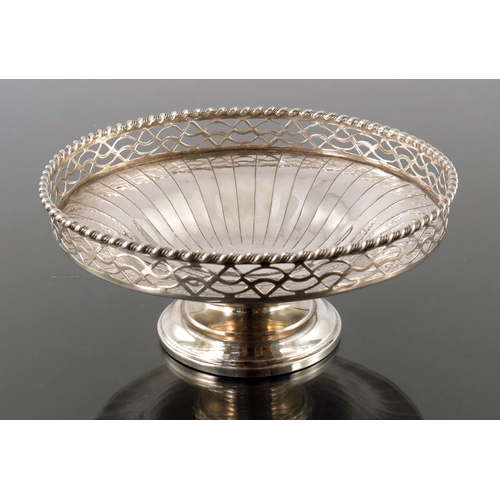 95 - An Edwardian silver reticulated porringer, Marples and Co., Birmingham 1902, together with a George ... 