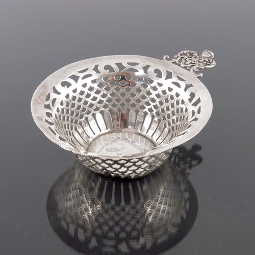 95 - An Edwardian silver reticulated porringer, Marples and Co., Birmingham 1902, together with a George ... 