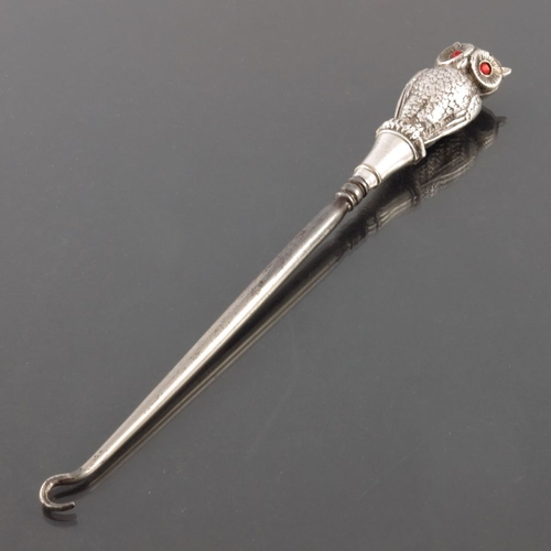 97 - An Edwardian novelty silver button hook, Crisford and Norris, Birmingham 1906, the handle in the for... 