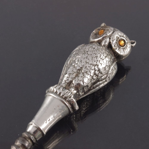 97 - An Edwardian novelty silver button hook, Crisford and Norris, Birmingham 1906, the handle in the for... 