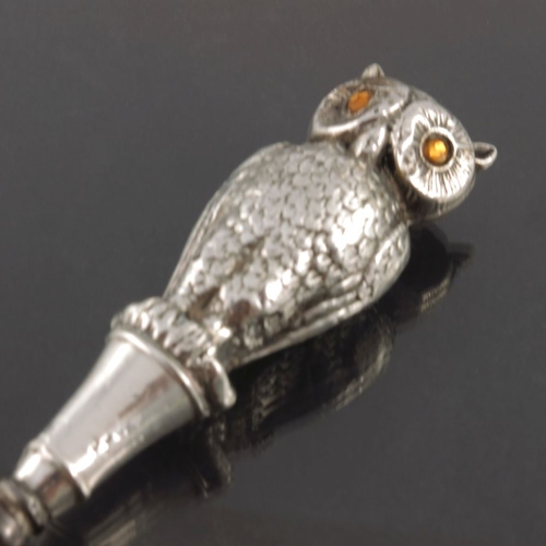 97 - An Edwardian novelty silver button hook, Crisford and Norris, Birmingham 1906, the handle in the for... 