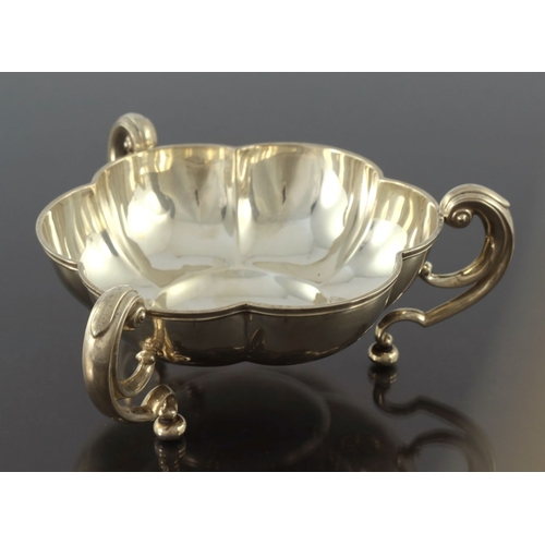 131 - A George VI silver three handled bon bon dish, Horace Woodward, Birmingham 1938, hexafoil lobed with... 