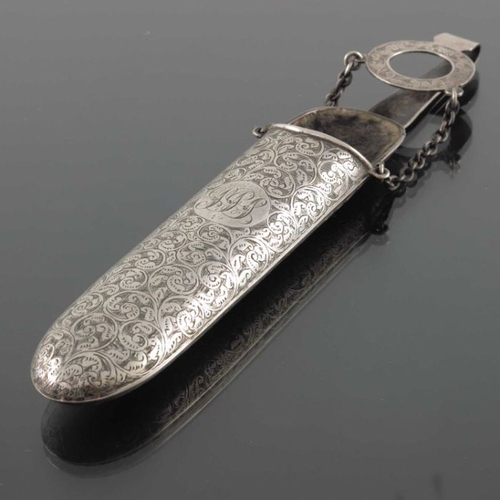 133 - An Edwardian silver spectacle case with chain, Cornelius Desormeaux Saunders & James Francis Holling... 