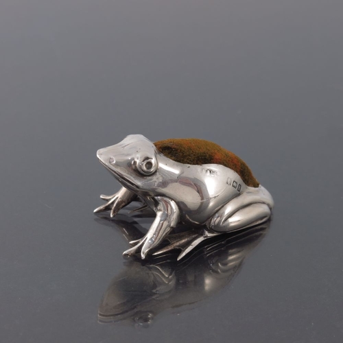 179 - An Edwardian novelty silver pin cushion, Adie and Lovekin, Birmingham 1907, modelled as a frog, 5cm ... 