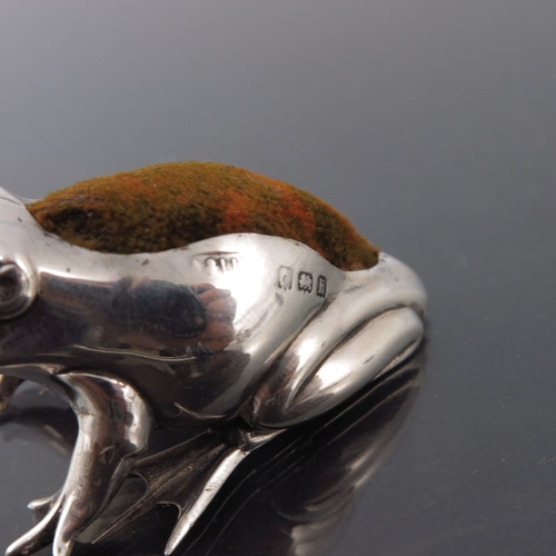 179 - An Edwardian novelty silver pin cushion, Adie and Lovekin, Birmingham 1907, modelled as a frog, 5cm ... 