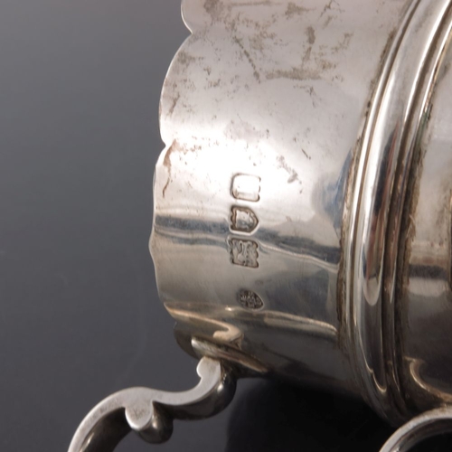 231 - A George V silver jug and bowl, Edward Barnard and Sons, London 1911 and 1912, each of banded rounde... 