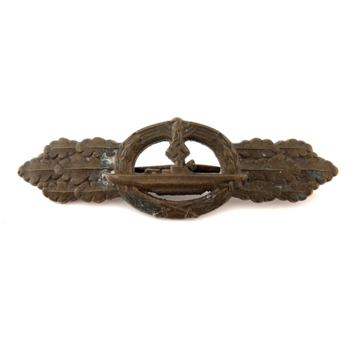 415 - World War Two German Kriegsmarine U-Boat Combat Clasp by Schwerin Berlin, bronze grade with horizont... 