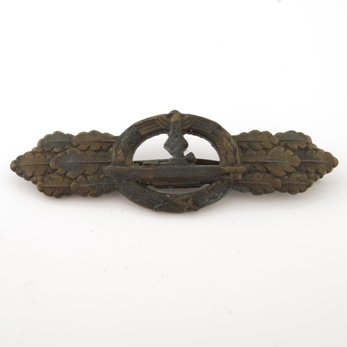 416 - World War Two German Kriegsmarine U-Boat Combat Clasp by Schwerin Berlin, bronze grade with horizont... 