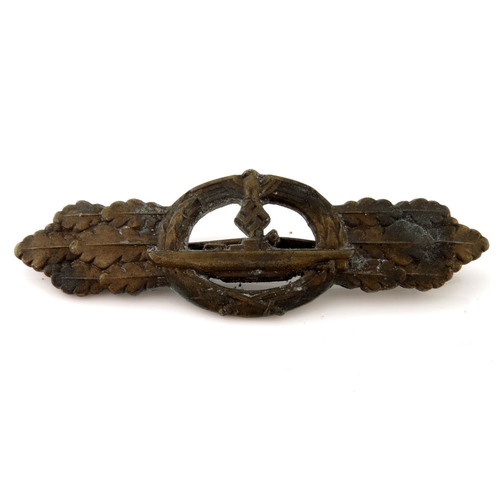 417 - World War Two German Kriegsmarine U-Boat Combat Clasp by Schwerin Berlin, bronze grade with horizont... 