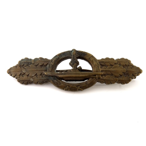 418 - World War Two German Kriegsmarine U-Boat Combat Clasp by Schwerin Berlin, bronze grade with horizont... 