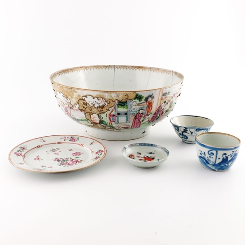 453 - A large Chinese punch bowl, Qing Dynasty, Qianlong (1736-1795), famille rose decoration, the frieze ... 