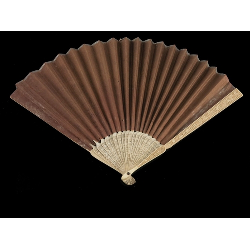 518 - λ A small Chinese export fan, early 19th century, with carved ivory sticks and plain silk leaf, the ... 