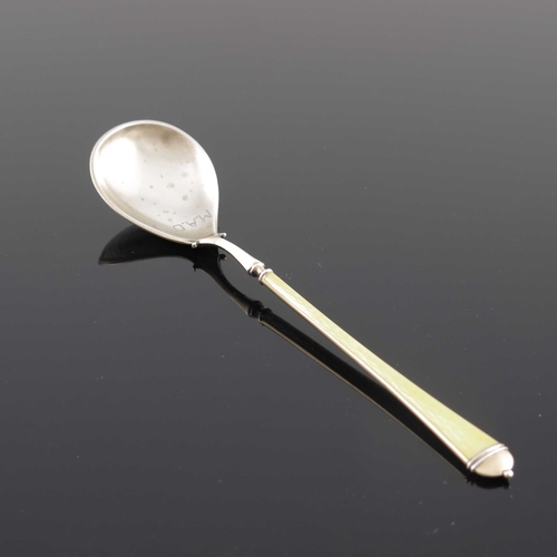 22 - David Andersen, a silver gilt and enamelled spoon, circa 1910, the bowl back painted with lilies, ye... 