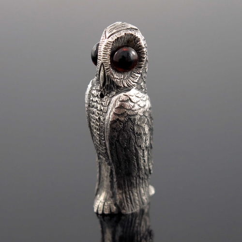 29 - A French novelty silver salt pot, Maison Eschwege, Paris circa 1910, modelled as an owl, cast and ch... 