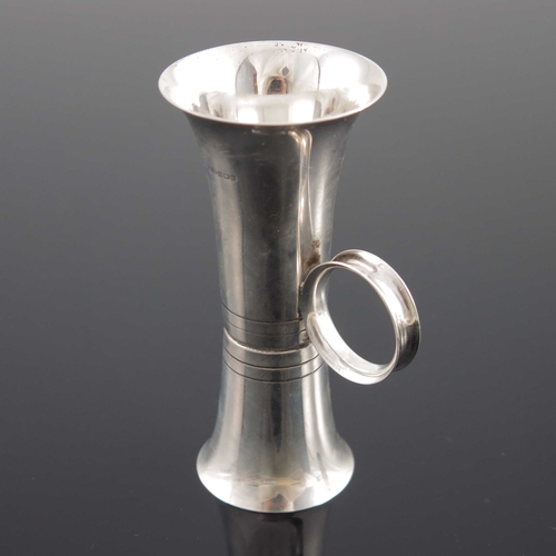 82 - An Elizabeth II silver spirit measure or jigger, W I Broadway and Co., Birmingham 1992, double ended... 