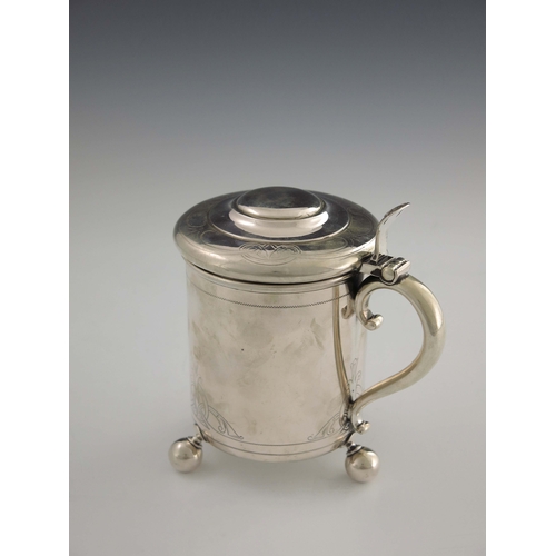 157 - David Andersen, a Norwegian Skonvirke silver lidded tankard, Oslo 1906, cylindrical peg type form, o... 