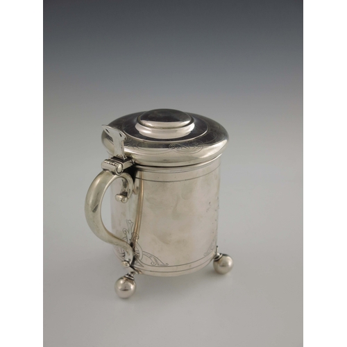 157 - David Andersen, a Norwegian Skonvirke silver lidded tankard, Oslo 1906, cylindrical peg type form, o... 