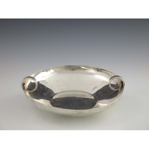 165 - An Art Deco style silver dish, S Blackensee and Sons, Birmingham 1937, shallow rounded form with inv... 