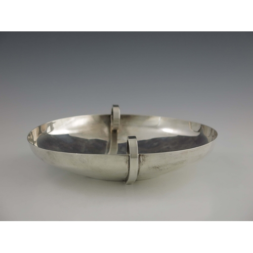 165 - An Art Deco style silver dish, S Blackensee and Sons, Birmingham 1937, shallow rounded form with inv... 