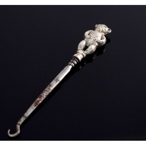 53 - An Edwardian novelty silver button hook, Crisford and Norris, Birmingham 1910, the handle modelled a... 