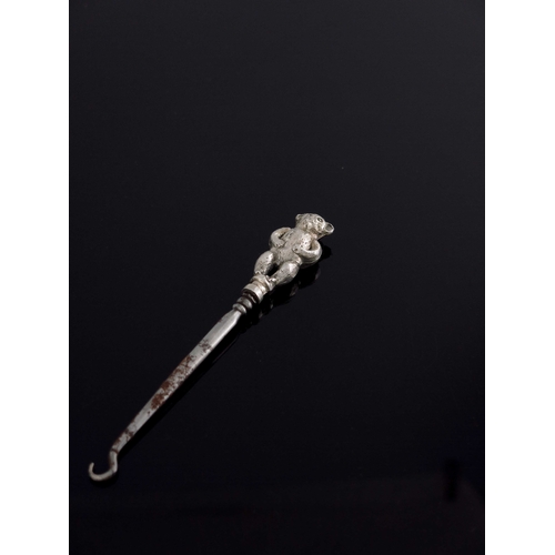 53 - An Edwardian novelty silver button hook, Crisford and Norris, Birmingham 1910, the handle modelled a... 