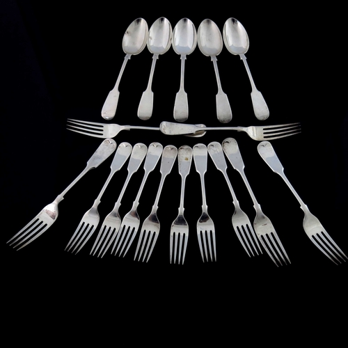 61 - An Edwardian part canteen of silver flatware, John Round, Sheffield 1902, Fiddle pattern, including ... 