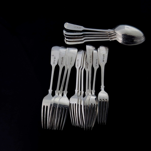 61 - An Edwardian part canteen of silver flatware, John Round, Sheffield 1902, Fiddle pattern, including ... 