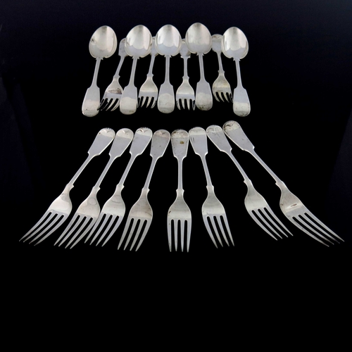 61 - An Edwardian part canteen of silver flatware, John Round, Sheffield 1902, Fiddle pattern, including ... 