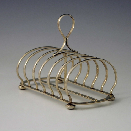 72 - An Edwardian silver six division toast rack, Heath and Middleton, London 1905, wire loaf topped bars... 