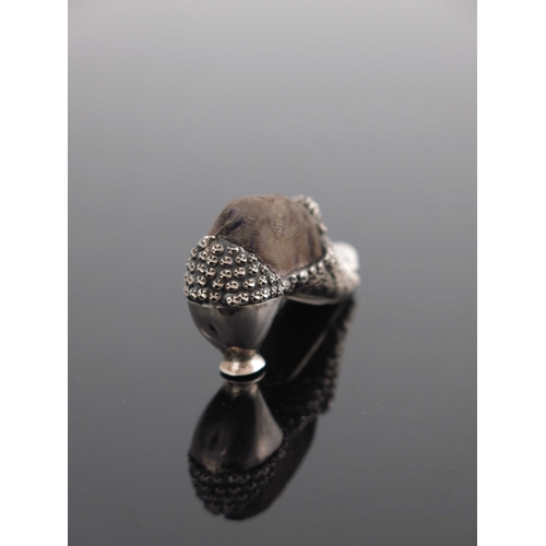 87 - An Edwardian novelty silver pin cushion, Saunders and Shepherd, Birmingham 1901, in the form of a wo... 