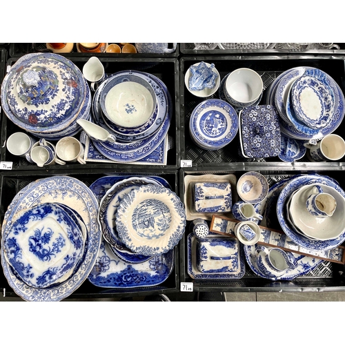 71 - A large collection of blue and white ceramics, Spode Italian, Staffordshire, Willow pattern. Kaolin ... 