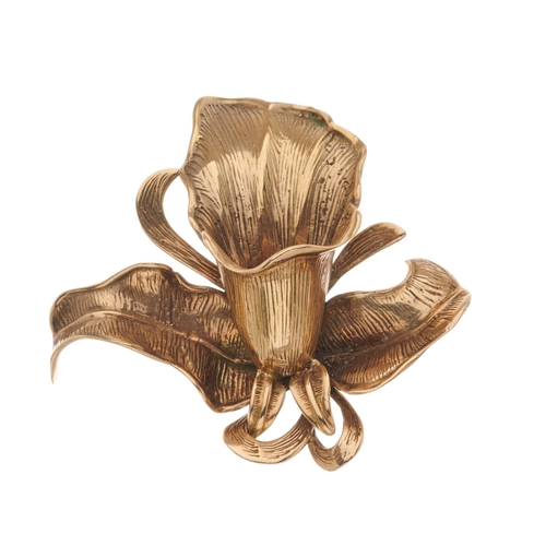 23 - A mid 20th century 9ct gold flower brooch, realistically modelled as a lily, hallmarks for London 19... 
