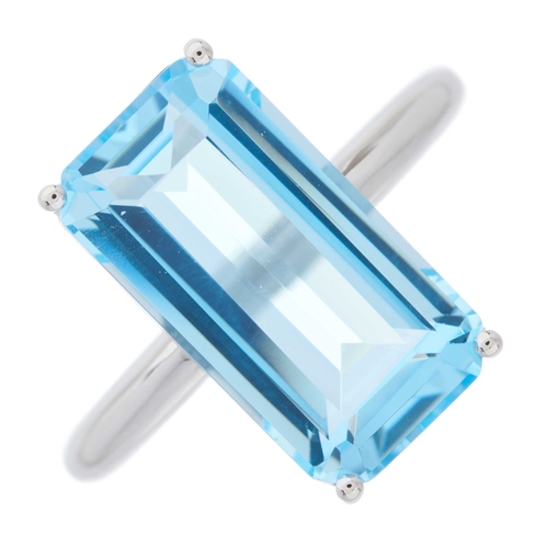 58 - An 18ct gold rectangular-shape blue topaz single-stone ring, with plain band, topaz weight 7.097ct, ... 