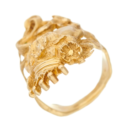 80 - An 18ct gold portrait ring in the Art Nouveau style, depicting a crowned lady in profile, of openwor... 