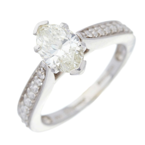 117 - An 18ct gold marquise-shape diamond single-stone ring, with brilliant-cut diamond line shoulders, es... 