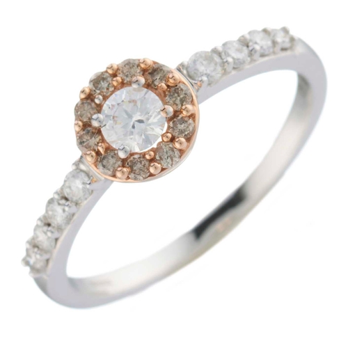 157 - De Beers, a 9ct gold diamond and brown diamond cluster dress ring, with similarly-cut diamond line s... 