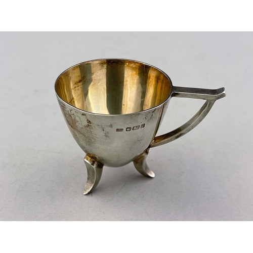 116 - An Edwardian silver toddy cup, Lee & Wigfull, Sheffield 1910, the egg cup bowl on three sickle brack... 