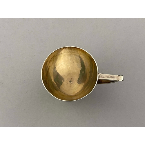 116 - An Edwardian silver toddy cup, Lee & Wigfull, Sheffield 1910, the egg cup bowl on three sickle brack... 