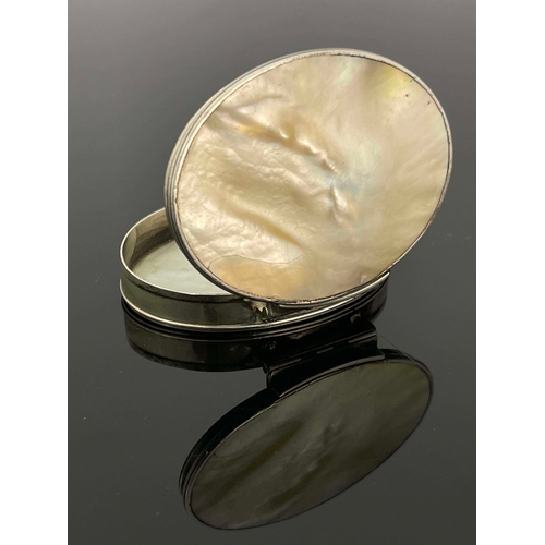 121 - A George III mother of pearl and white metal snuff box, unmarked, oval with mother of pearl both sid... 