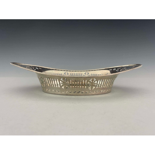 134 - A George V silver fretwork bowl, Barker Brothers, Chester 1917, pierced boat form, reeded and foliat... 