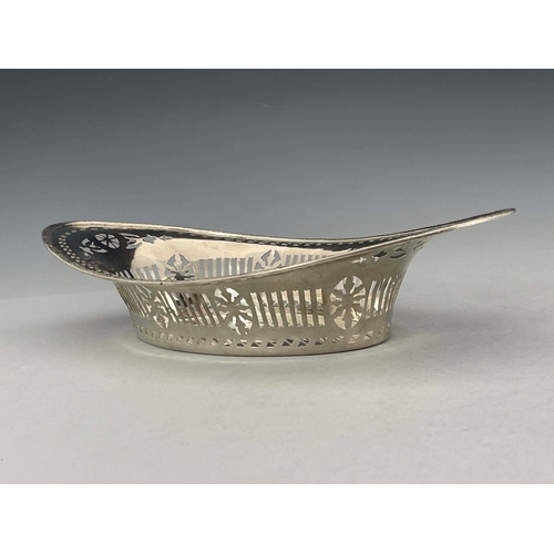 134 - A George V silver fretwork bowl, Barker Brothers, Chester 1917, pierced boat form, reeded and foliat... 