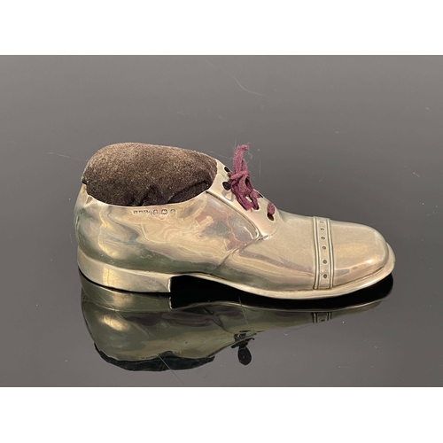 137 - A George V novelty silver pin cushion, S Blanckensee & Son, Birmingham 1915, modelled as a shoe, 12c... 