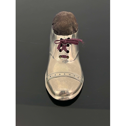 137 - A George V novelty silver pin cushion, S Blanckensee & Son, Birmingham 1915, modelled as a shoe, 12c... 