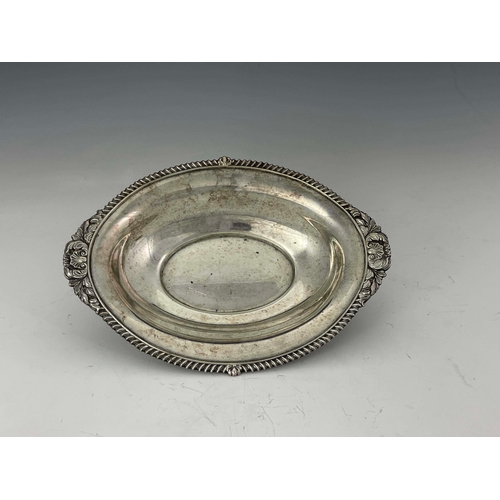 160 - An Edwardian silver dish, Thomas Latham and Ernest Morton, Chester 1903, oval form with gadrooned an... 