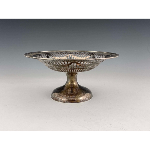 185 - A George V silver reticulated pedestal bowl, Charles S Green and Co., Birmingham 1919, pierced with ... 