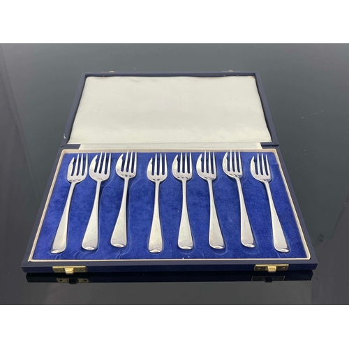 187 - A set of eight George VI silver oyster of cake forks, Walter Wilson Ltd., London 1936, Old English p... 