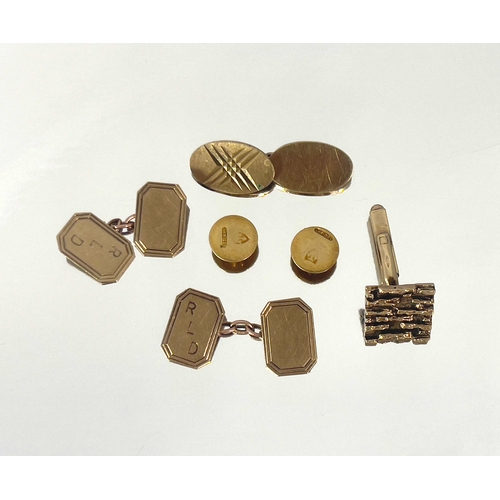 277 - 9 carat gold gentleman's accessories, including cufflinks and studs, 18.6g