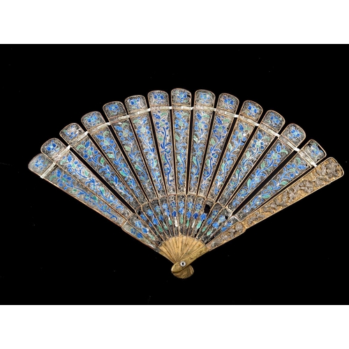 10 - A Chinese gilt filigree and enamelled brise fan, 19th century, the guards with applied floral decora... 