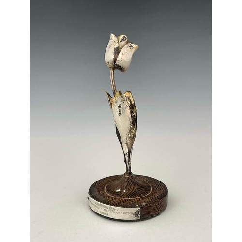 25 - A Dutch silver Tulip Rally trophy, 1959, 5th prize, with inscriptions, modelled as a single tulip, 1... 